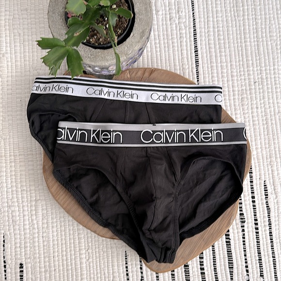 Calvin Klein - Picture 1 of 6